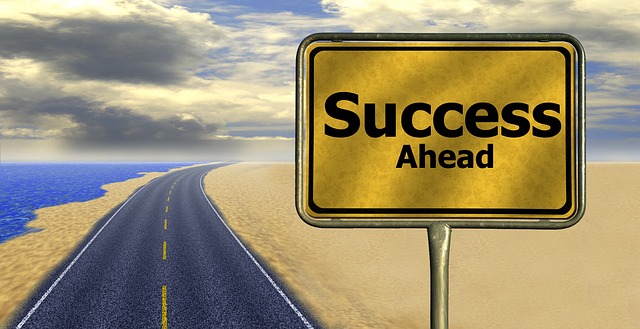 「Success Ahead」という看板がある一本道
