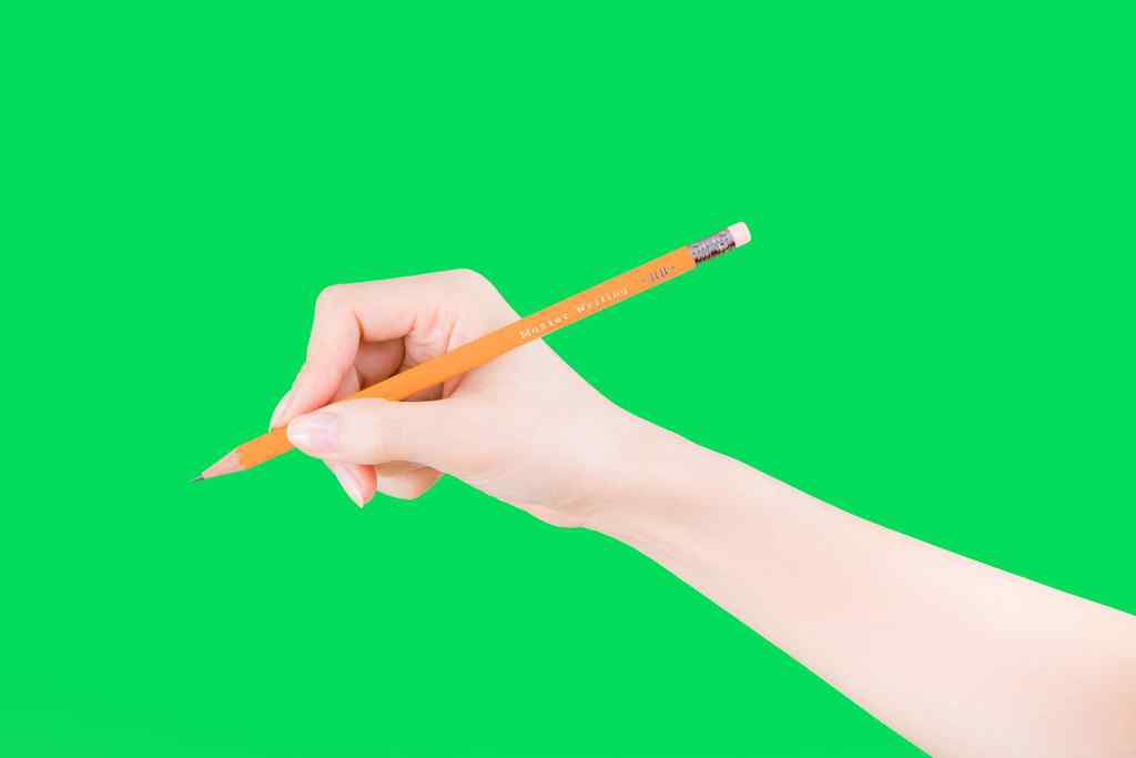 鉛筆を握っている右手の写真