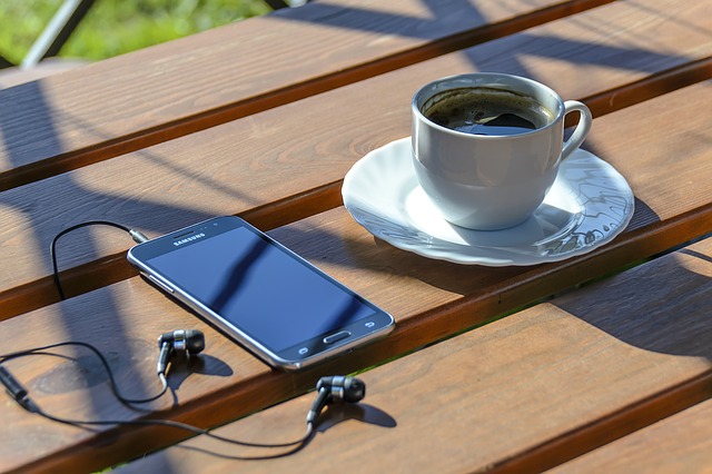 スマホとイヤホンとコーヒー