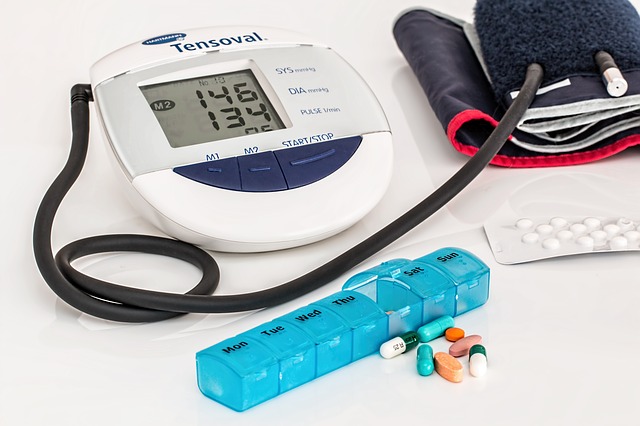 血圧計とピルケース