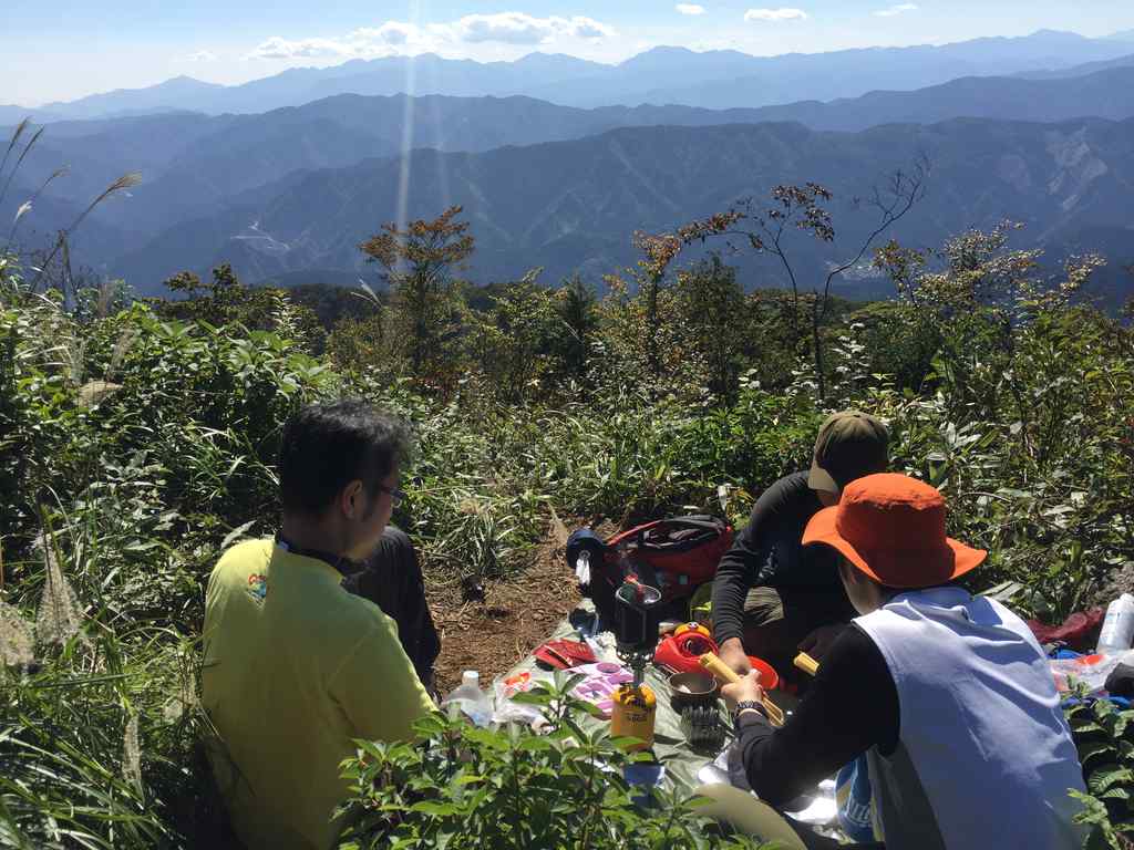 大岳山の山頂で昼食