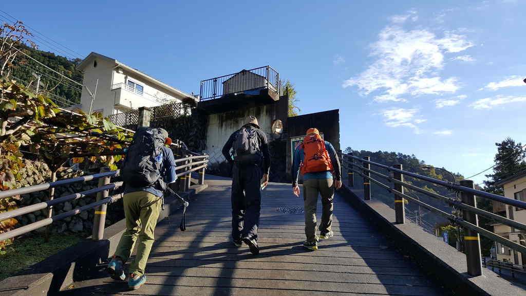 住宅街から登山道へ