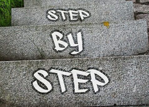 階段に「STEP By STEP」の文字