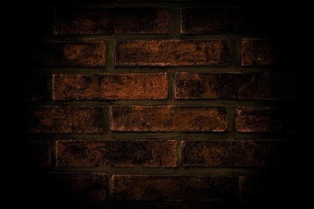 暗がりのレンガの壁