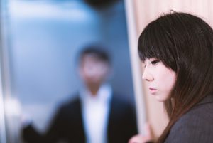 苦手な上司と鉢合わせして顔をそらす女性社員