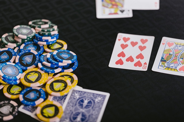 カードゲーム中の卓上に並ぶトランプと大量のチップ