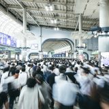 通勤ラッシュで混雑する品川駅の風景