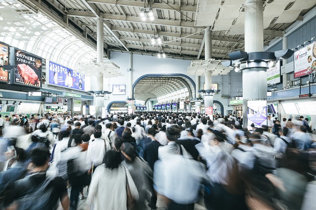通勤ラッシュで混雑する品川駅の風景