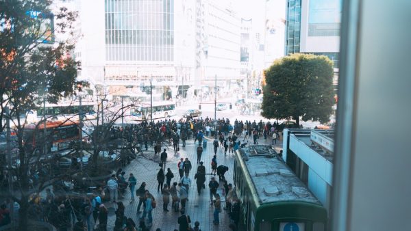 渋谷スクランブル交差点前の密な人混み