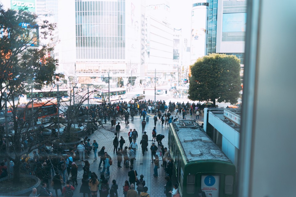 渋谷スクランブル交差点前の密な人混み