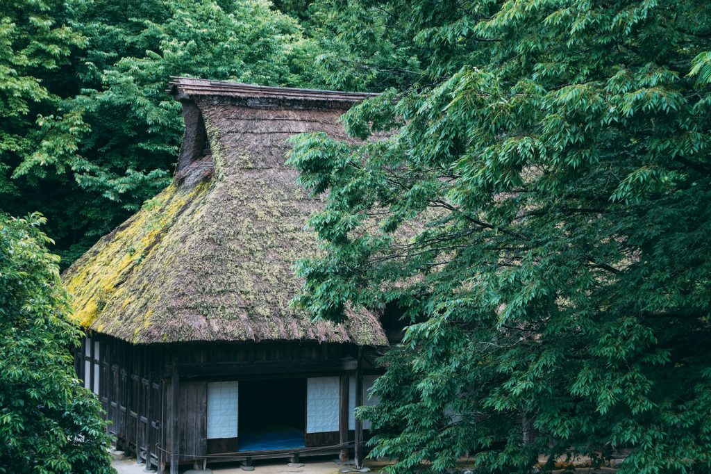 森の中の古民家